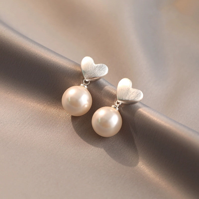 14K Gold-plated Peach Heart Pearl Earrings